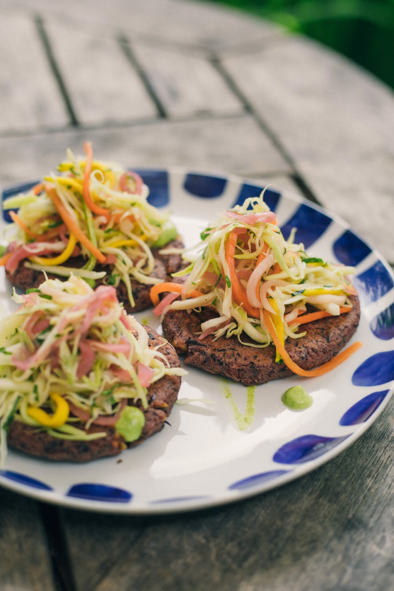 Pupusa de maíz morado (con chicharrón de pollo molido)